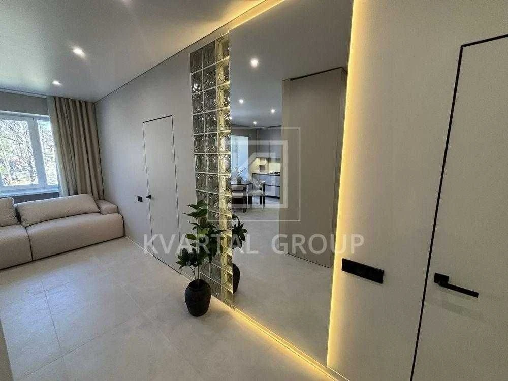 Sale of a spacious 2-bedroom apartment in the city center.