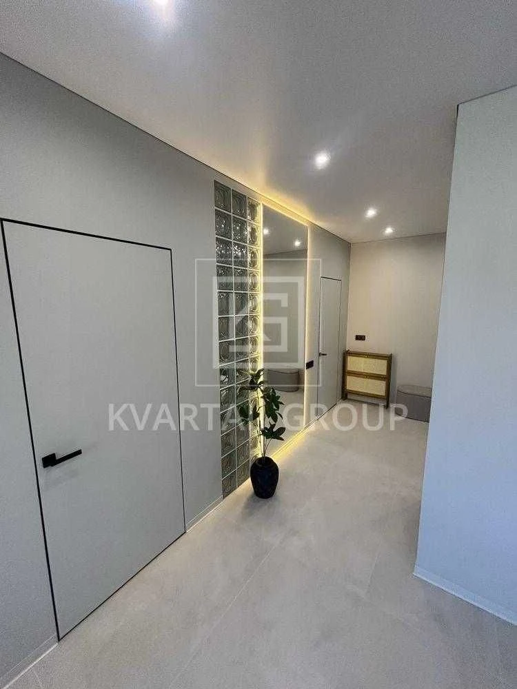 Sale of a spacious 2-bedroom apartment in the city center.