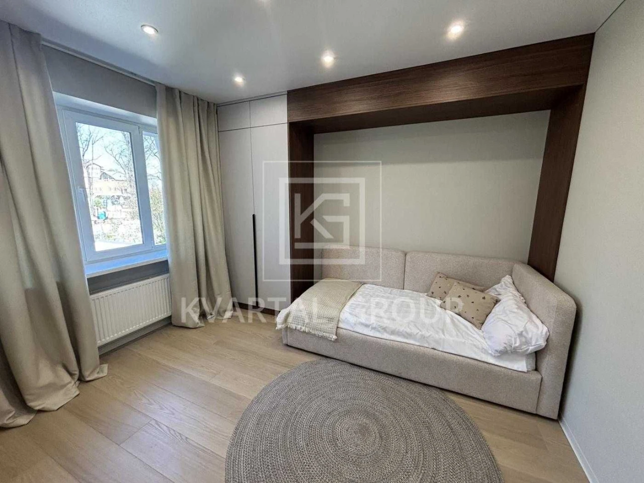 Sale of a spacious 2-bedroom apartment in the city center.