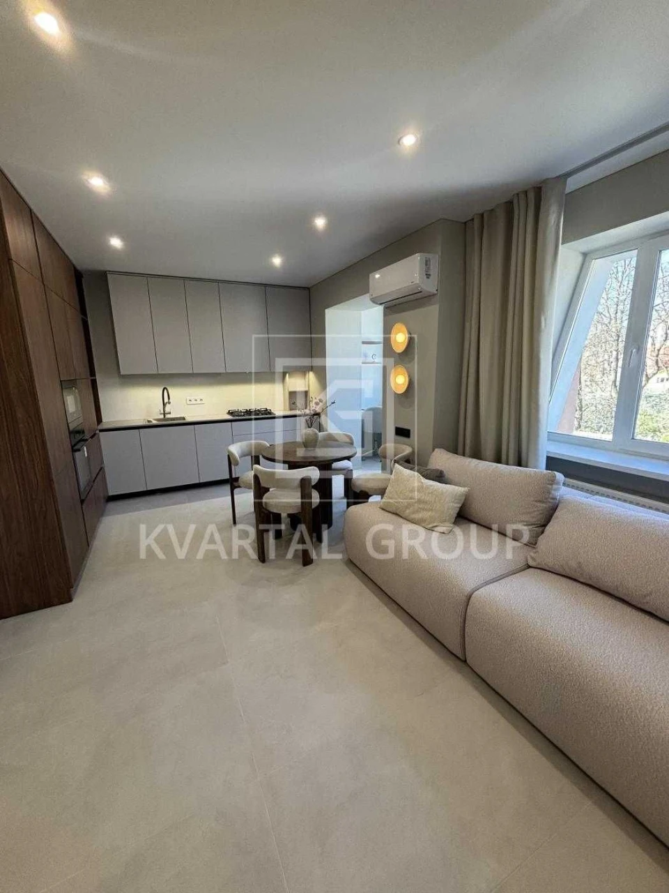 Sale of a spacious 2-bedroom apartment in the city center.