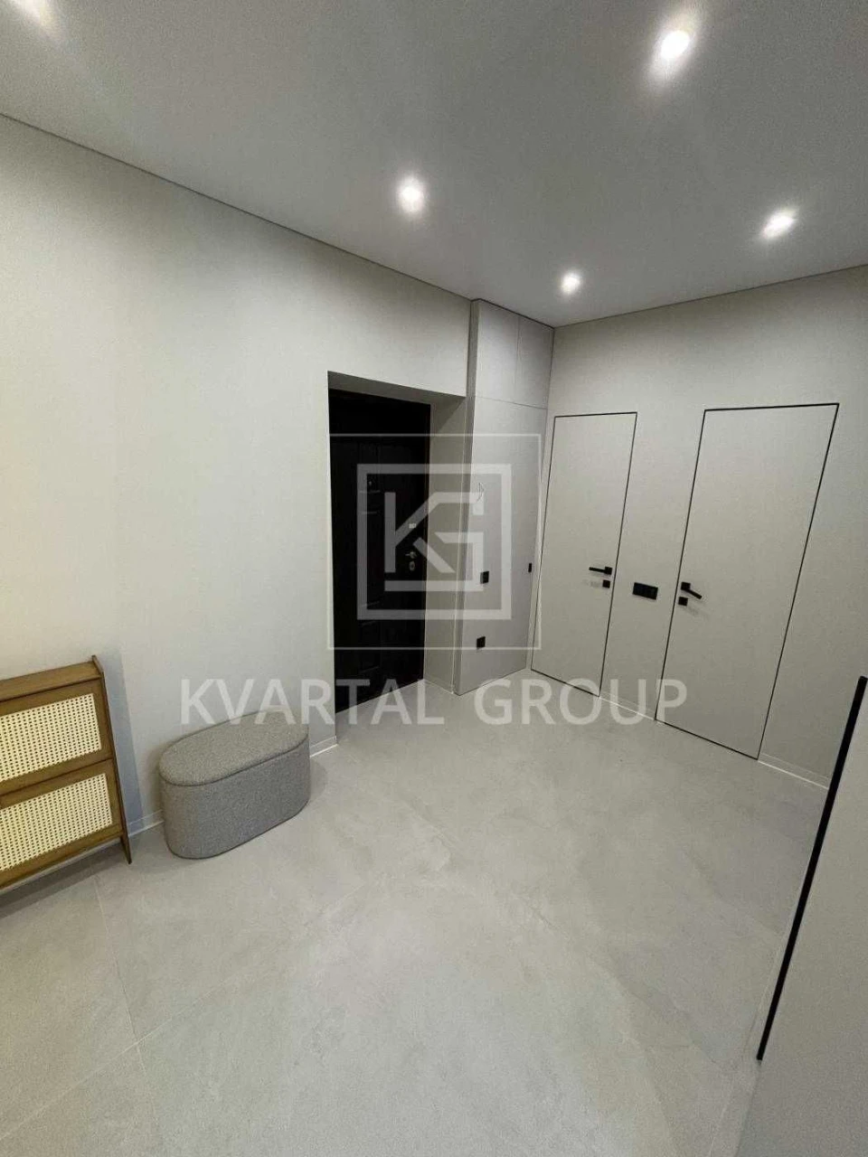 Sale of a spacious 2-bedroom apartment in the city center.