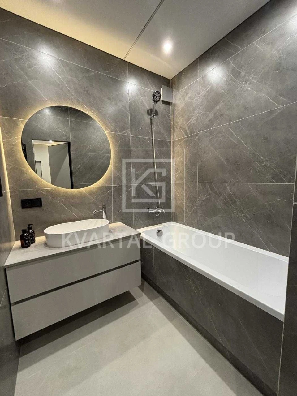 Sale of a spacious 2-bedroom apartment in the city center.