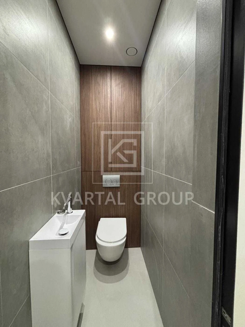 Sale of a spacious 2-bedroom apartment in the city center.