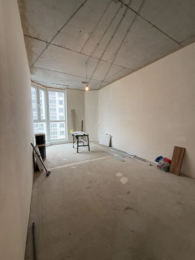 Spacious 2-bedroom apartment with partial renovation at a favorable price! Located in Irpin, 1 km to Kyiv