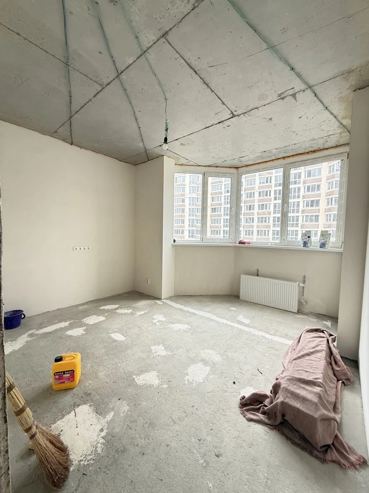 Spacious 2-bedroom apartment with partial renovation at a favorable price! Located in Irpin, 1 km to Kyiv
