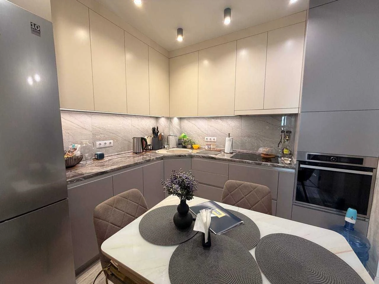 Продажа 2-комнатной квартиры с ремонтом и мебелью, район Центрального