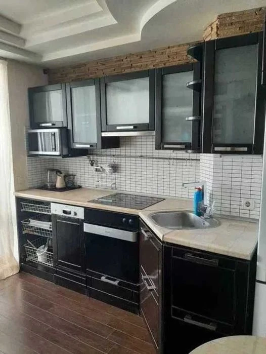 I am selling a 3-room apartment in Oleksiyivka.