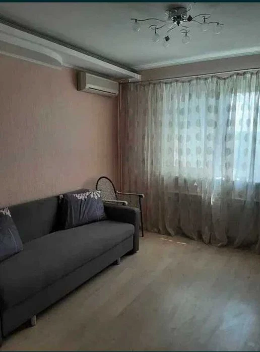 I am selling a 3-room apartment in Oleksiyivka.