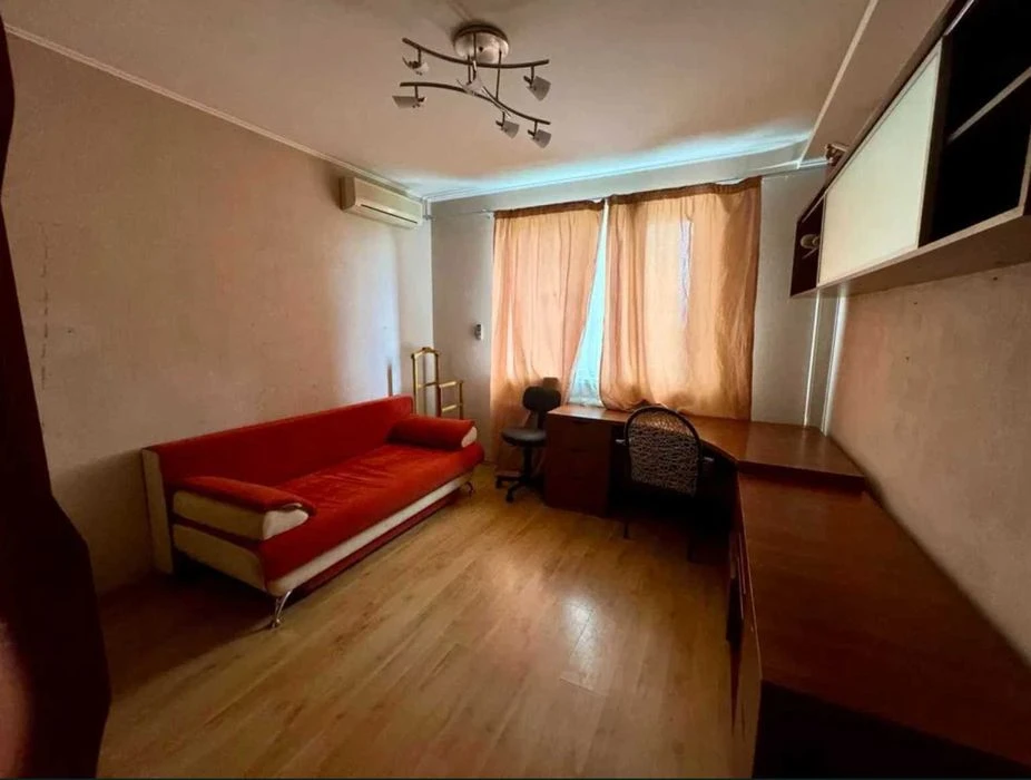 I am selling a 3-room apartment in Oleksiyivka.