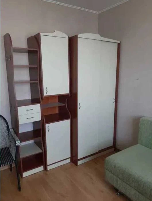I am selling a 3-room apartment in Oleksiyivka.
