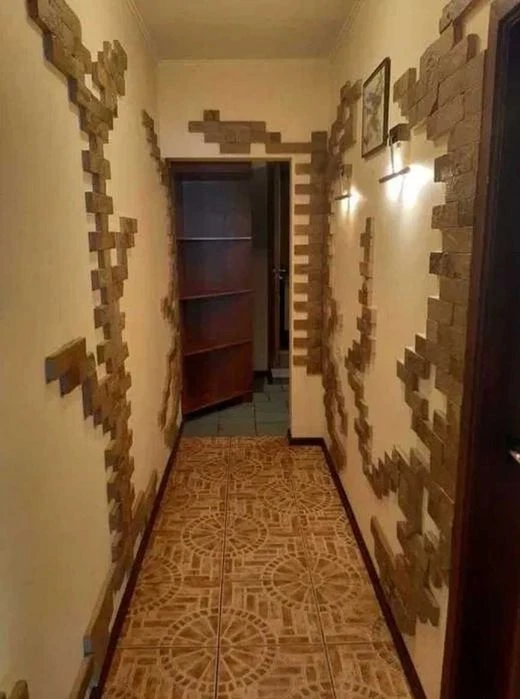 I am selling a 3-room apartment in Oleksiyivka.