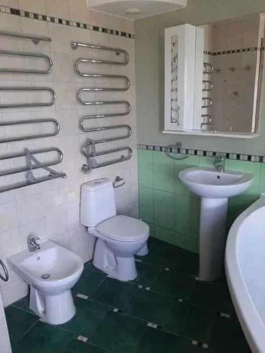 I am selling a 3-room apartment in Oleksiyivka.