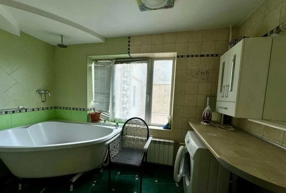 I am selling a 3-room apartment in Oleksiyivka.