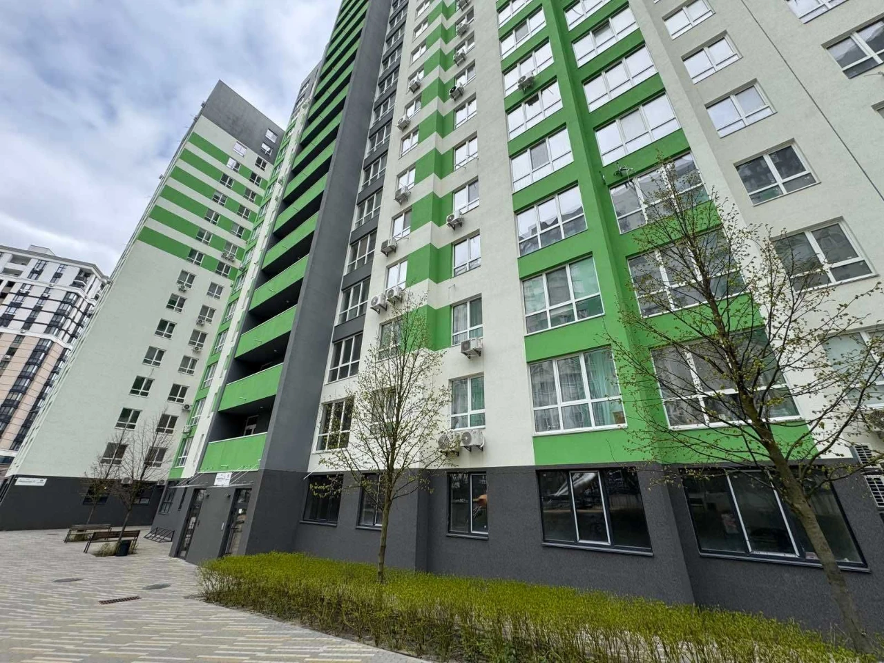 Продам велику 1-кімнатну квартиру біля Центрального Парку