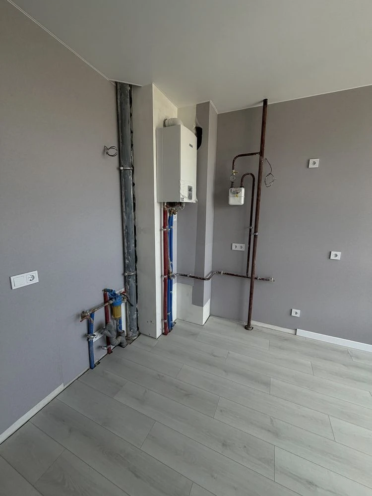 2% Property Tax! 3-room apartment renovated with gas!