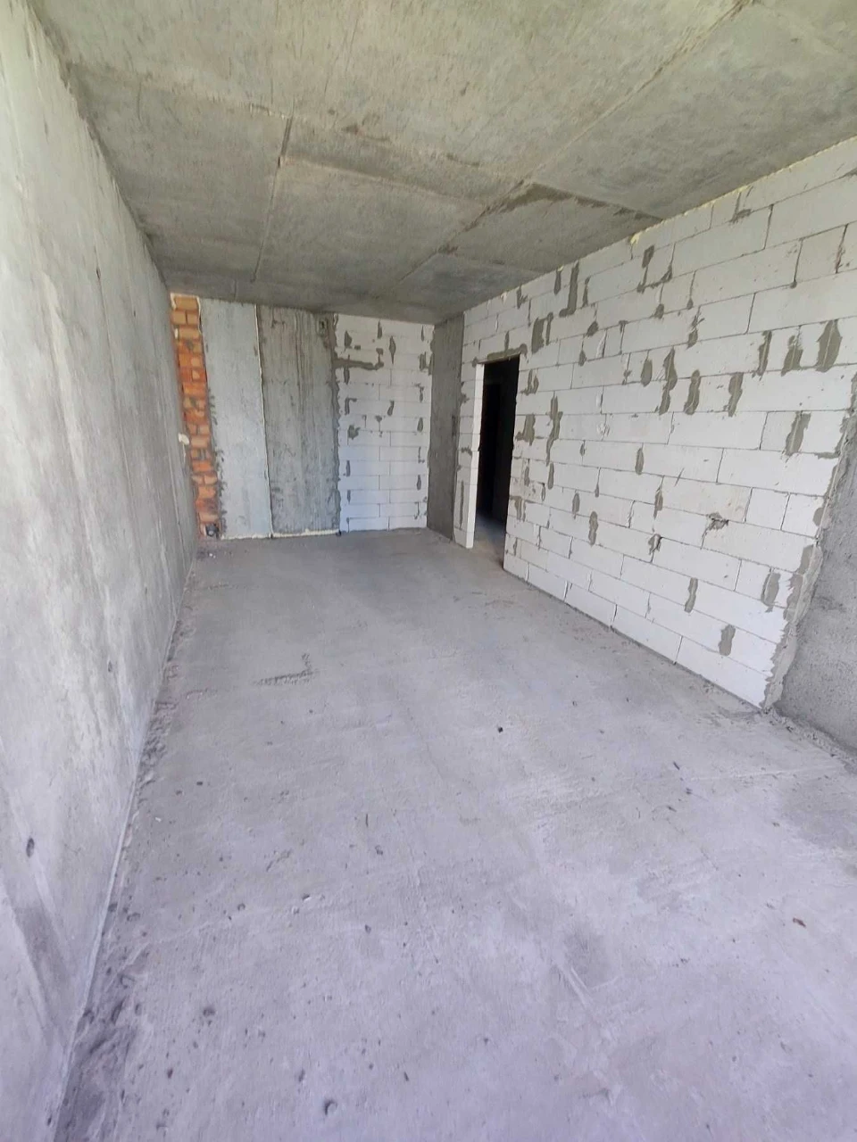 Sale of a Euro 3-room apartment 68 m2, minimal finishing