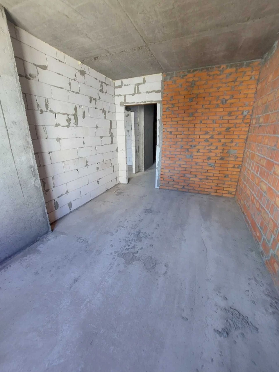 Sale of a Euro 3-room apartment 68 m2, minimal finishing