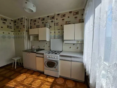 В продаже трехкомнатная квартира, Головковского, очень чистая
