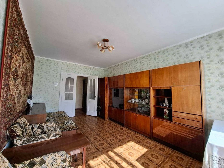 В продаже трехкомнатная квартира, Головковского, очень чистая