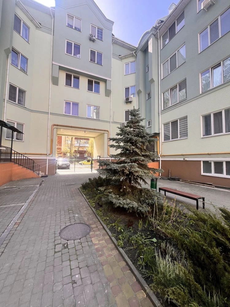 1-bedroom apartment with new renovation! Property with a closed area!