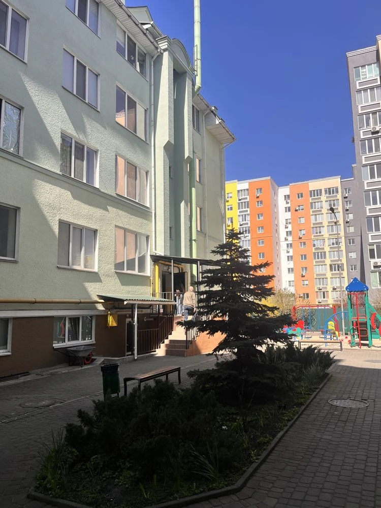 1-bedroom apartment with new renovation! Property with a closed area!
