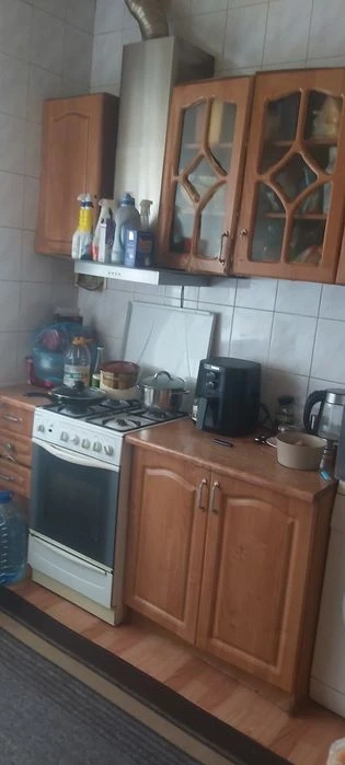Selling a 3-room apartment near Zashchitnikov Ukrayiny Metro Station.