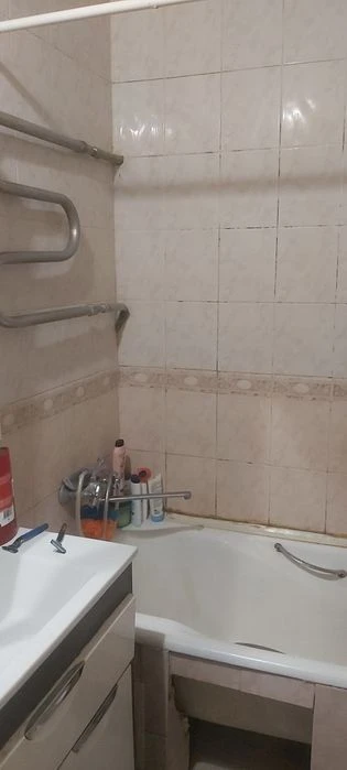 Selling a 3-room apartment near Zashchitnikov Ukrayiny Metro Station.