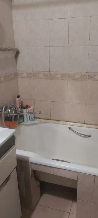 Selling a 3-room apartment near Zashchitnikov Ukrayiny Metro Station.