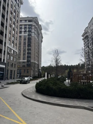 Видова 3-кімнатна квартира з дизайнерським ремонтом в Центра