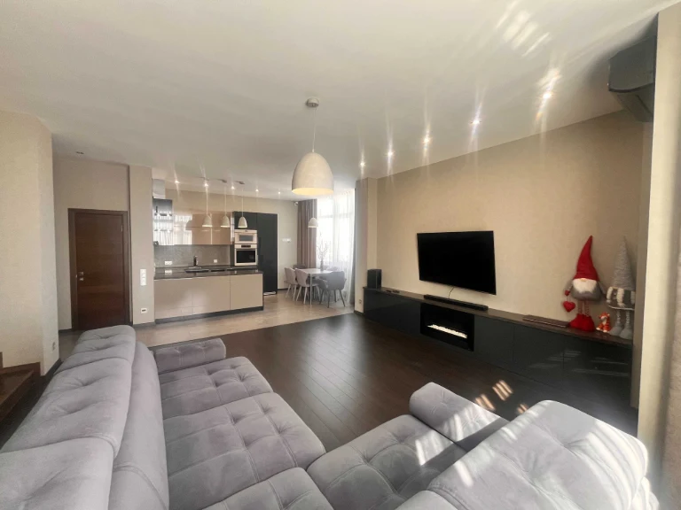 Three-level, panoramic apartment 138 sq m, with designer renovation