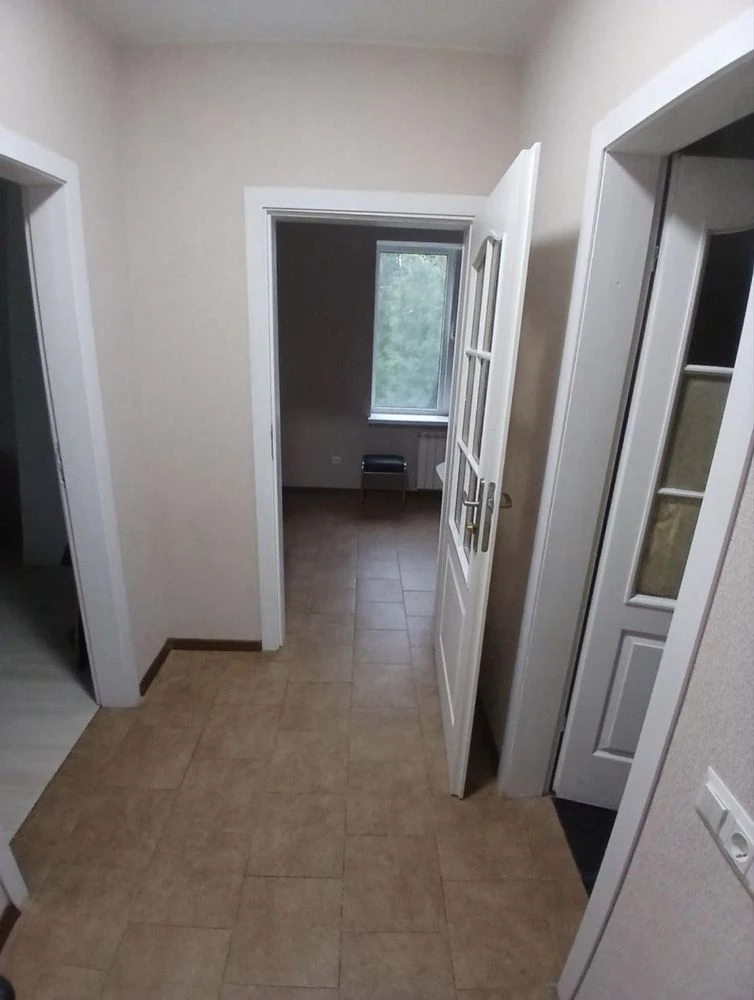 NO COMMISSION! Nice ONE-BEDROOM apartment renovated. Individual seller