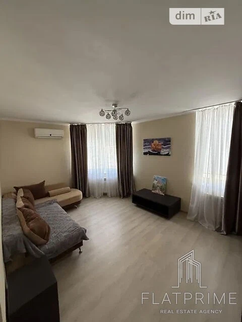 Sale of a 2-room apartment with renovation on Oleny Pchilky Street, 6. Pozn