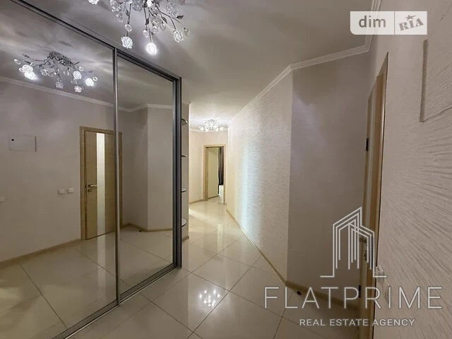 Sale of a 2-room apartment with renovation on Oleny Pchilky Street, 6. Pozn