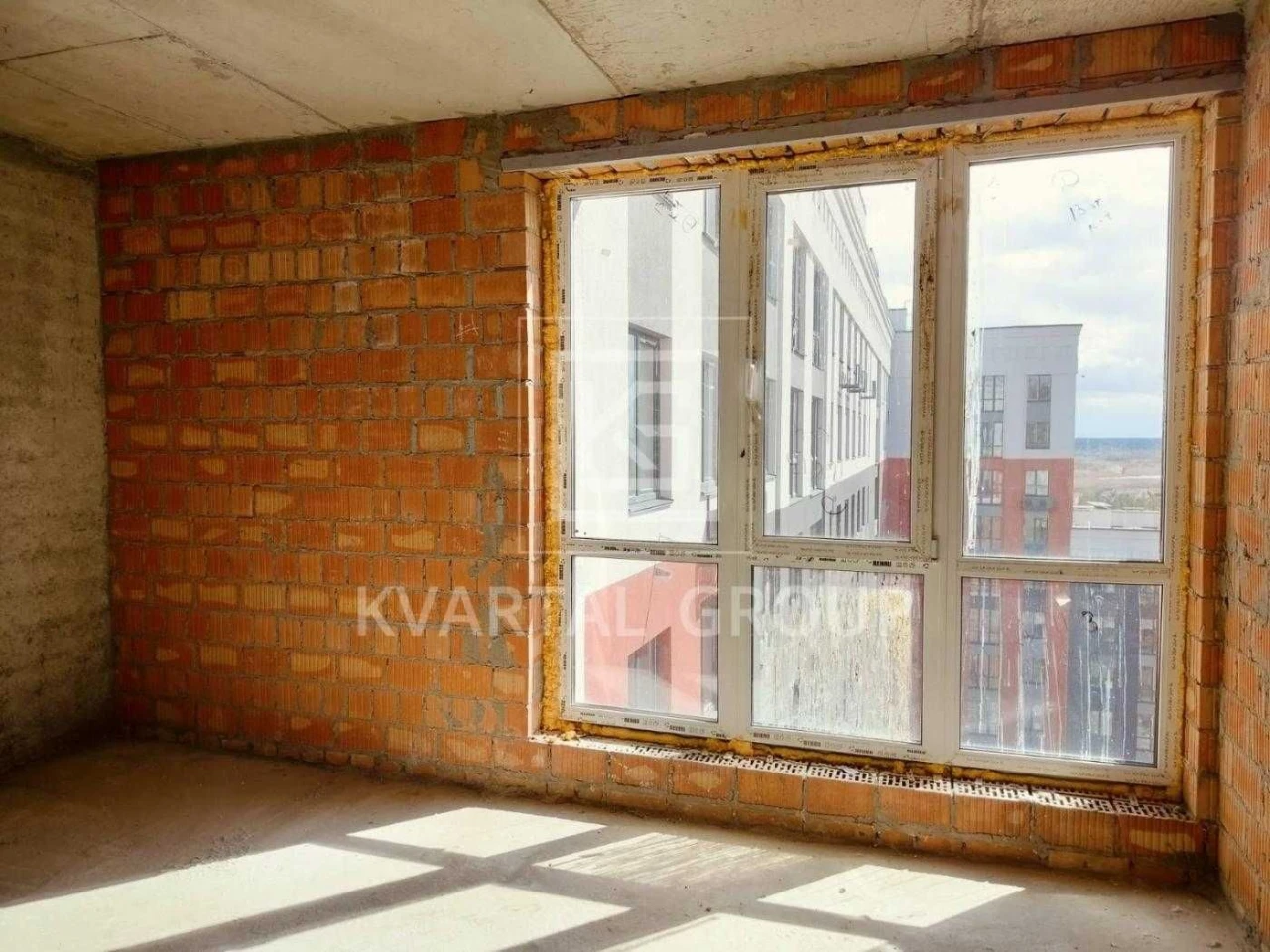 Продам Велику 1к квартиру+кухня вітальня 15м2 у зданому Буди