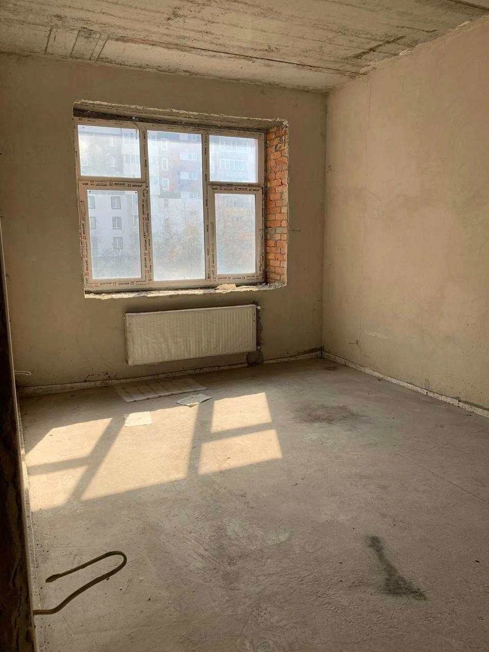 Spacious 1-bedroom apartment in the city center, 2nd floor, with a balcony.
