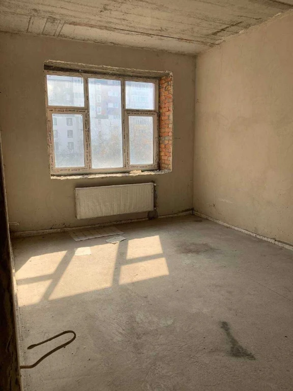 Spacious 1-bedroom apartment in the city center, 2nd floor, with a balcony.