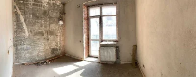 Spacious 1-bedroom apartment in the city center, 2nd floor, with a balcony.
