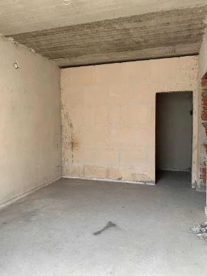 Spacious 1-bedroom apartment in the city center, 2nd floor, with a balcony.