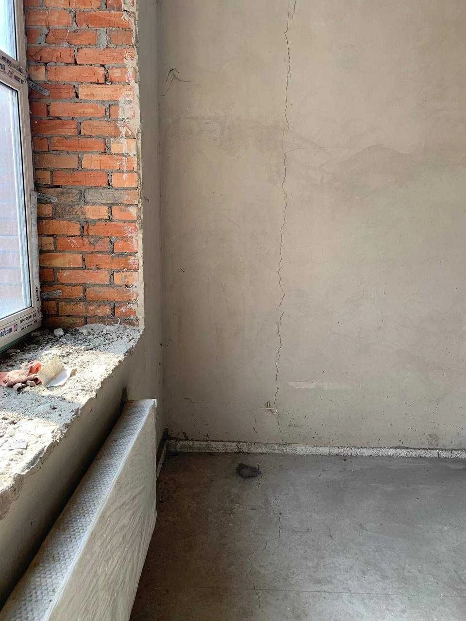 Spacious 1-bedroom apartment in the city center, 2nd floor, with a balcony.