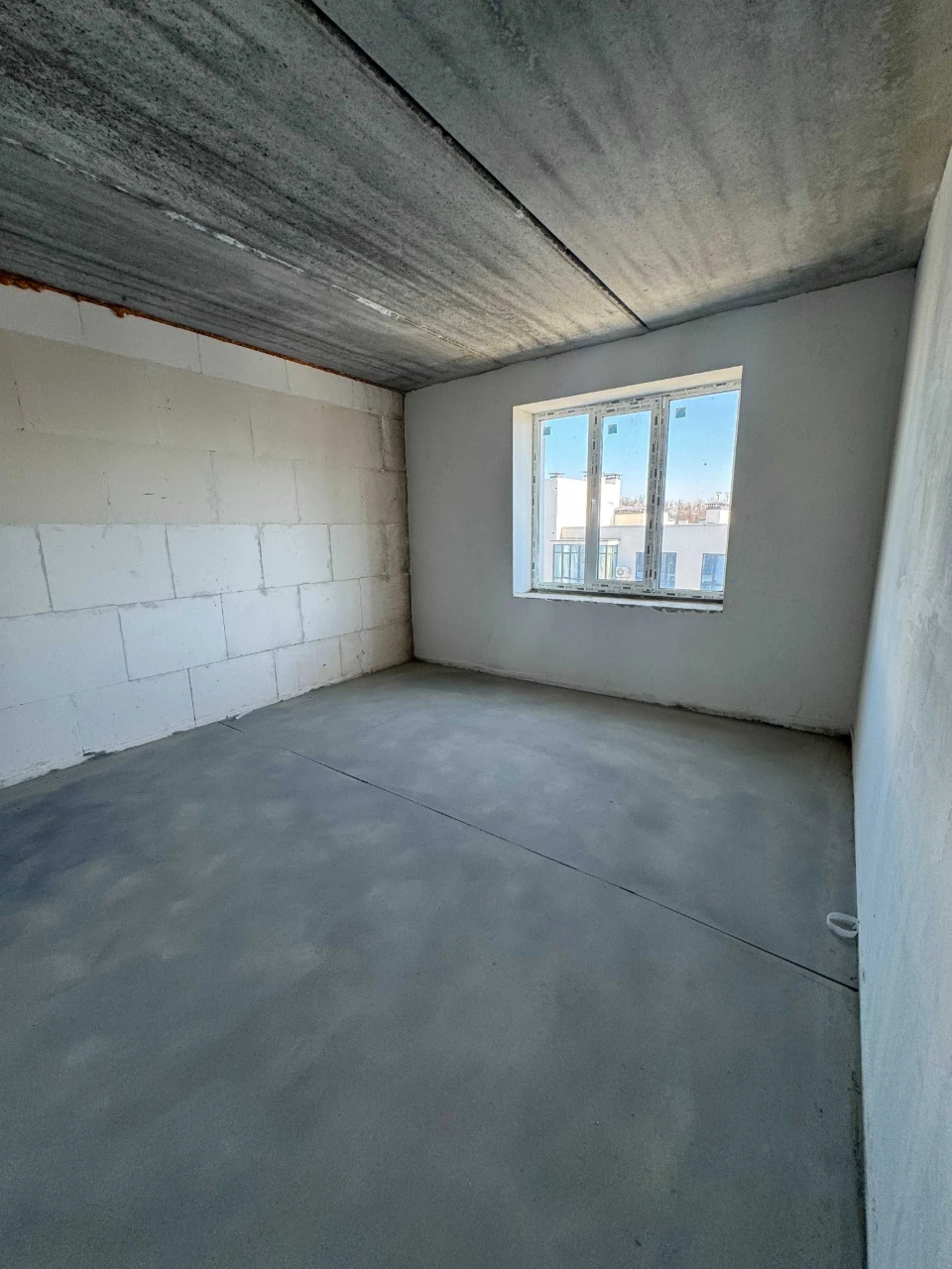 Great offer for a 2-room apartment for renovation, 56.9 sq m. Minimum percentage of ownership!