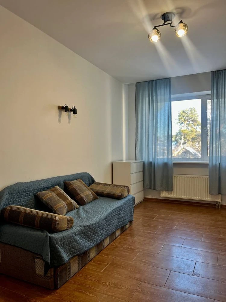 NO COMMISSION! Spacious 2-bedroom apartment with minimal paperwork