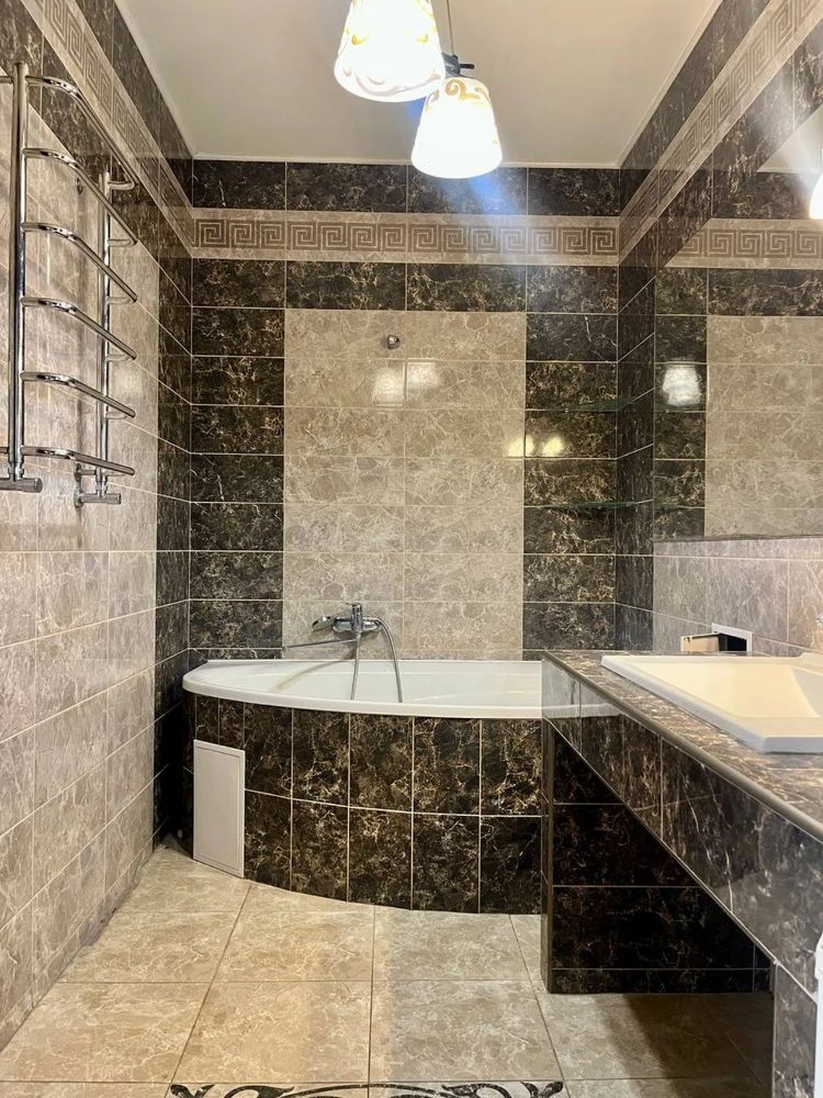 NO COMMISSION! Spacious 2-bedroom apartment with minimal paperwork
