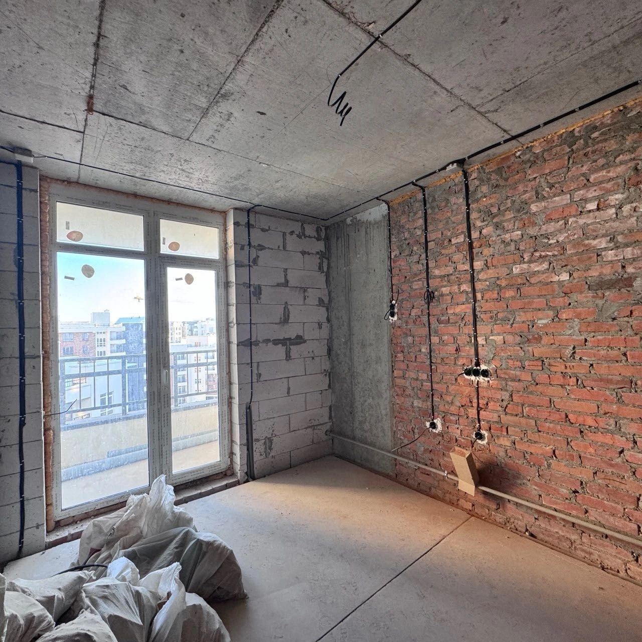 Apartment ready for full registration. 3-room apartment. Minimum 2% registration fee.