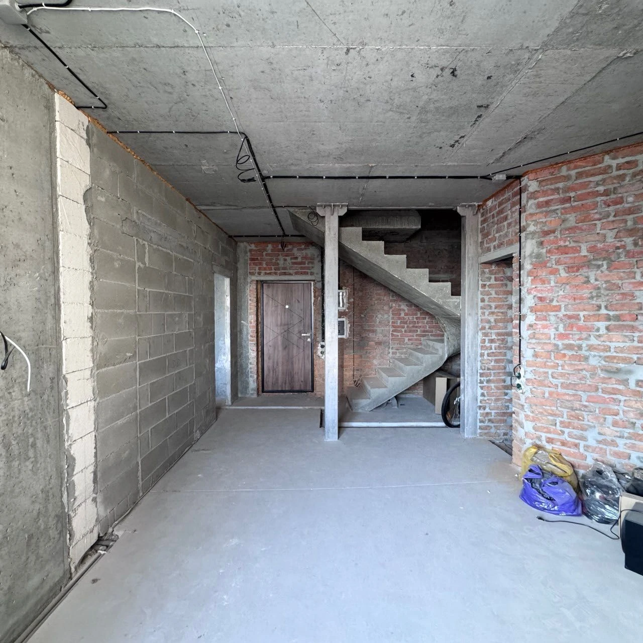Apartment ready for full registration. 3-room apartment. Minimum 2% registration fee.