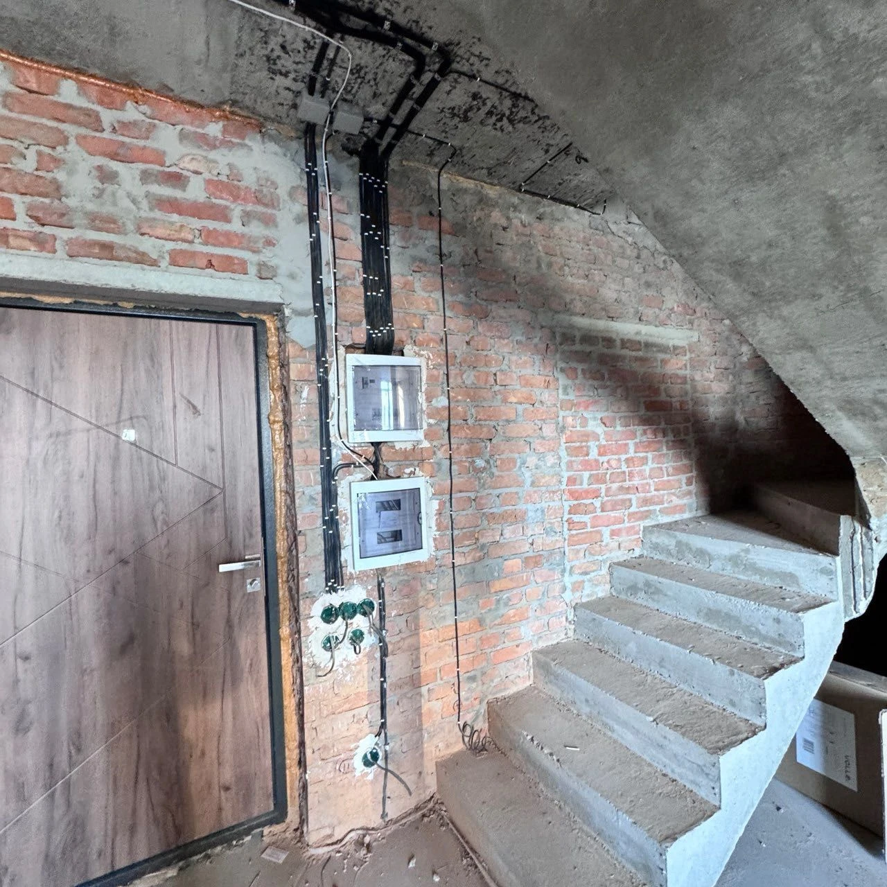 Apartment ready for full registration. 3-room apartment. Minimum 2% registration fee.