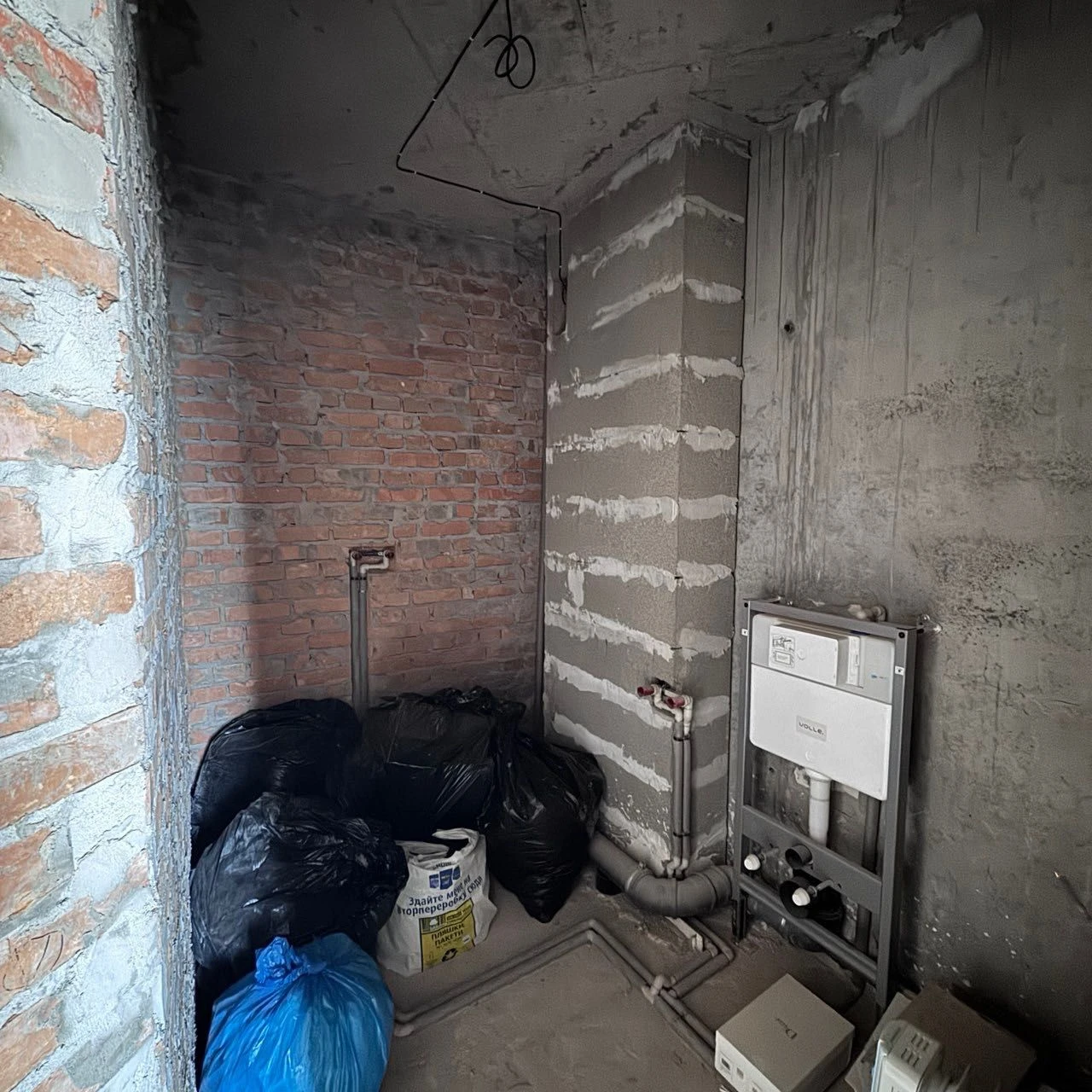 Apartment ready for full registration. 3-room apartment. Minimum 2% registration fee.
