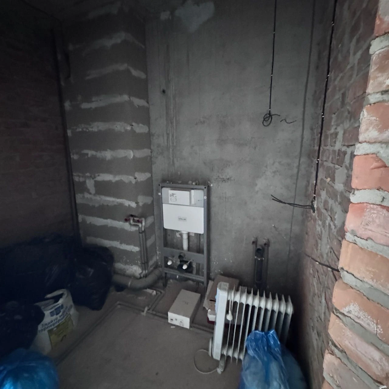 Apartment ready for full registration. 3-room apartment. Minimum 2% registration fee.