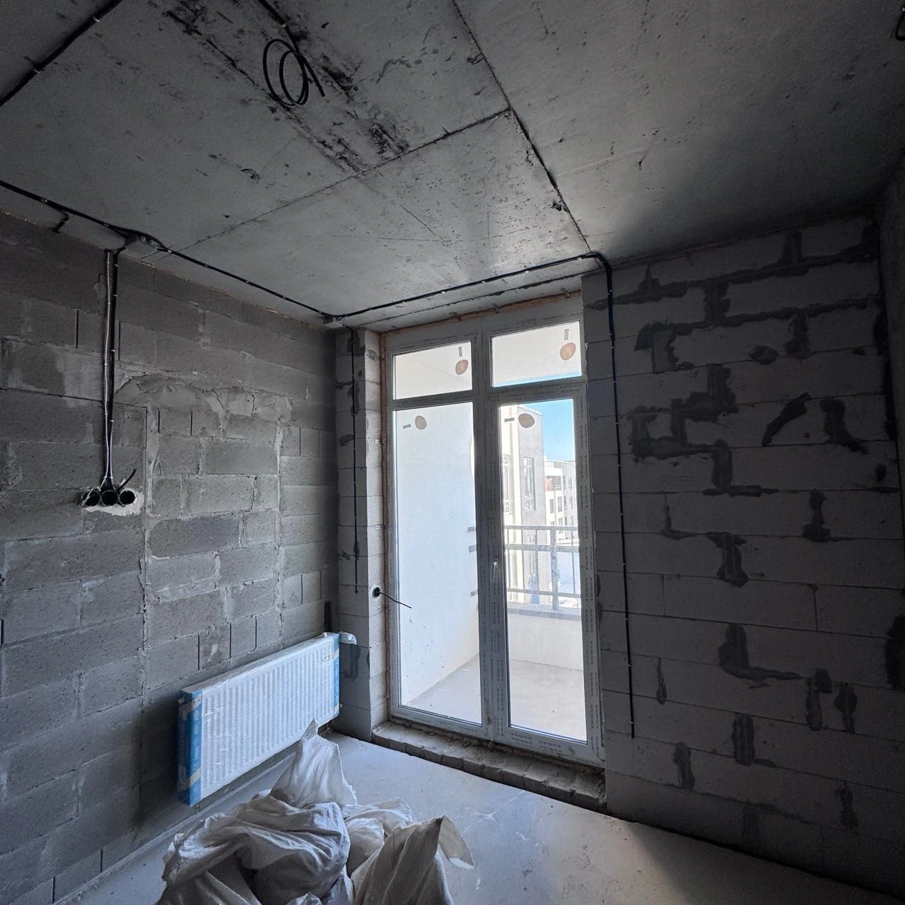 Apartment ready for full registration. 3-room apartment. Minimum 2% registration fee.