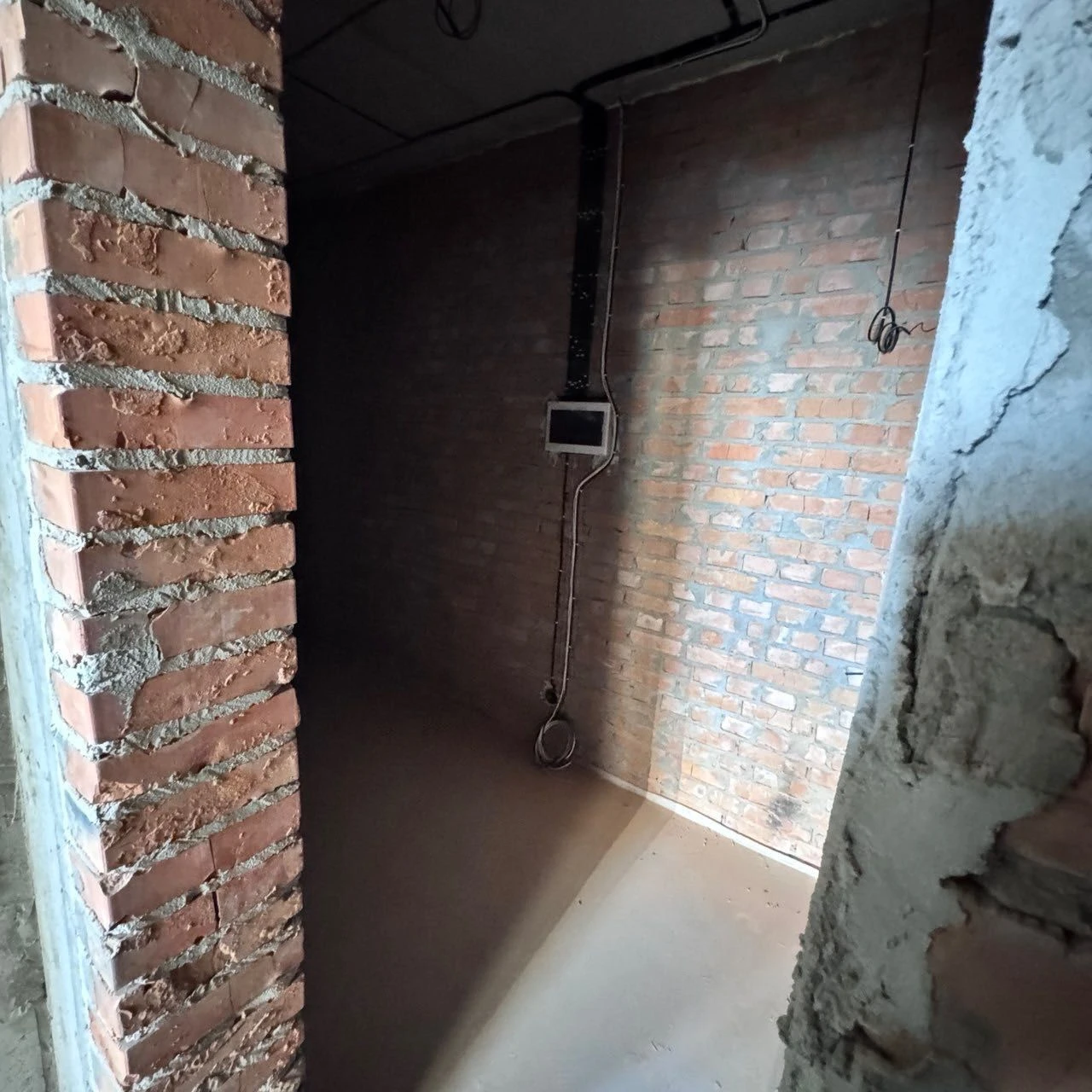 Apartment ready for full registration. 3-room apartment. Minimum 2% registration fee.