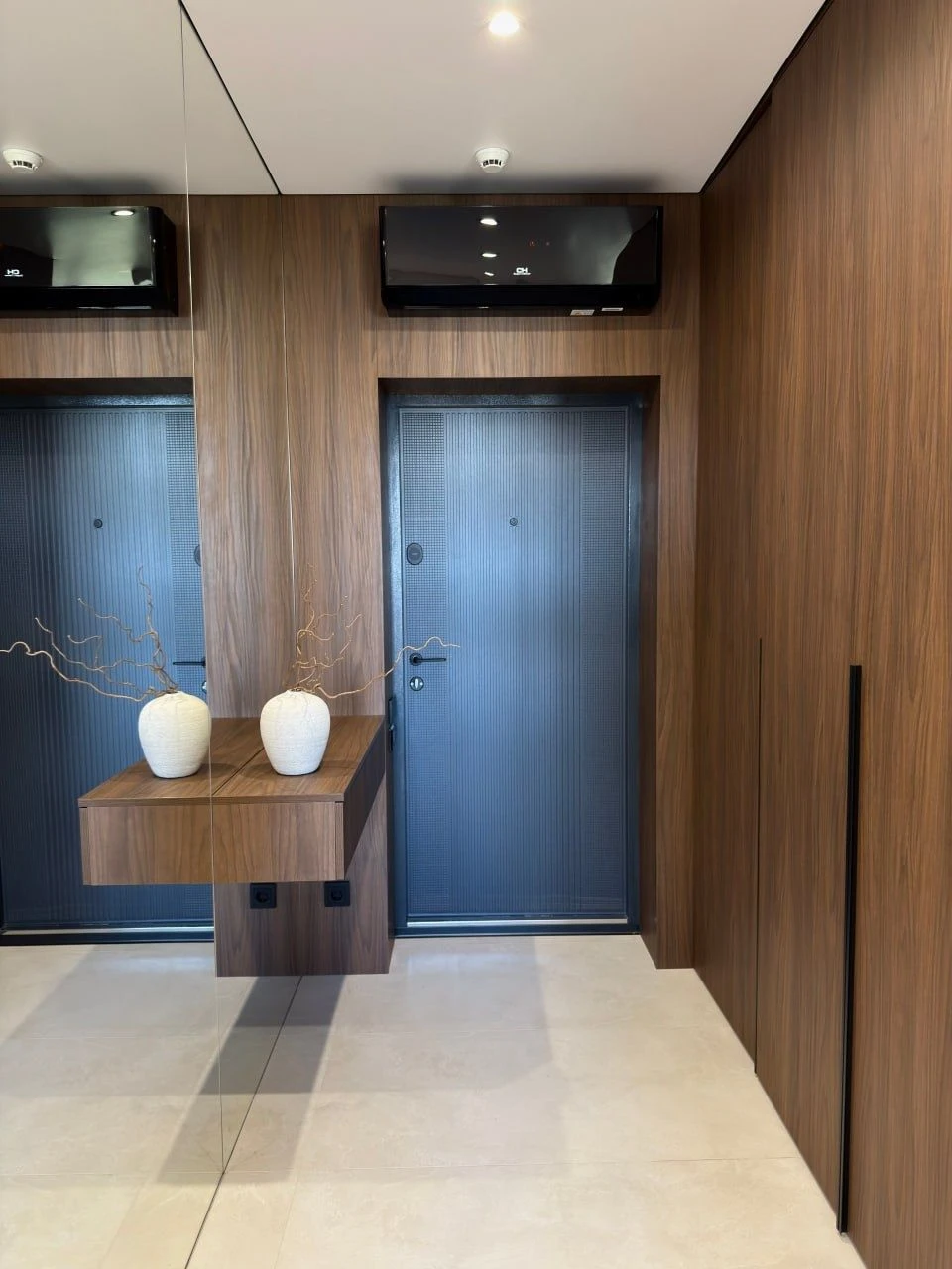 For sale, beautiful 3-bedroom apartment with new designer renovation!